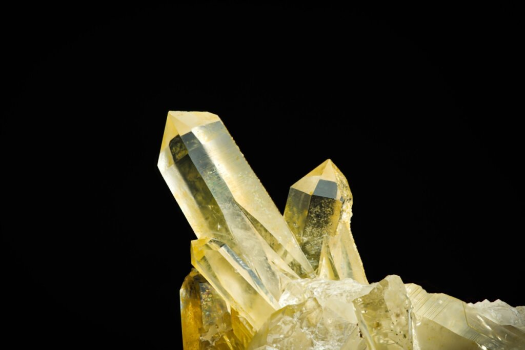 O citrino ajuda a eliminar pensamentos limitantes sobre dinheiro (Imagem: mineral vision | Shutterstock)