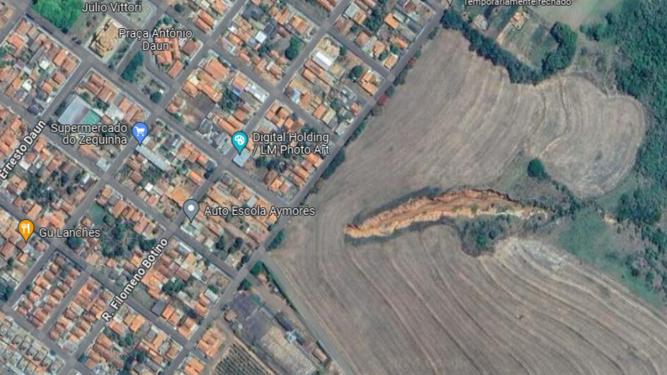 Cratera gigante se abre e avança em direção a cidade de 4 mil habitantes
