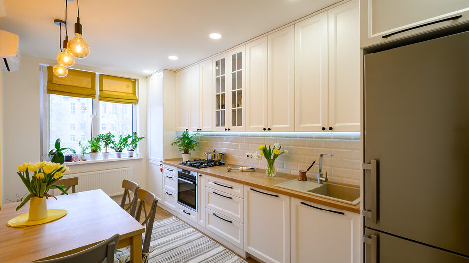 Saber escolher os elementos da decoração ajuda a criar uma cozinha funcional e acolhedora (Imagem: Serghei Starus | Shutterstock)