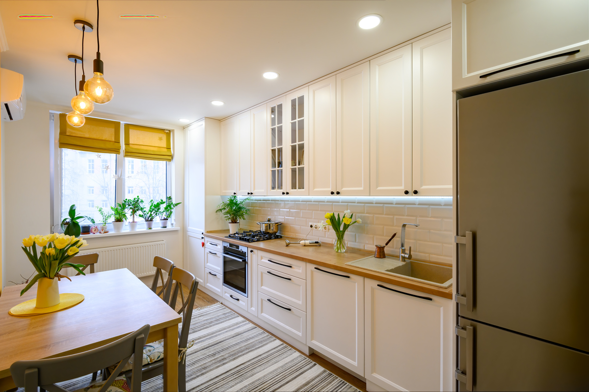 Saber escolher os elementos da decoração ajuda a criar uma cozinha funcional e acolhedora (Imagem: Serghei Starus | Shutterstock)