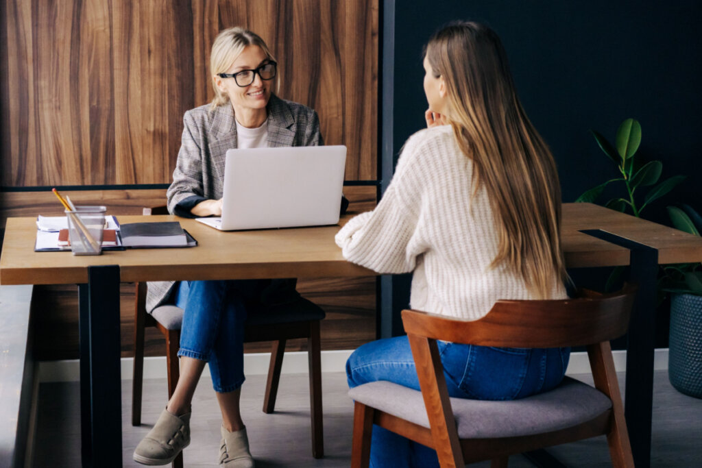 A linguagem corporal é um complemento para a exposição de ideias durante a entrevista (Imagem: Ilona Kozhevnikova | Shutterstock)