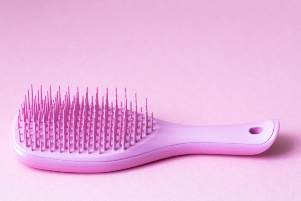 A escova influencia muito o resultado da finalização de cachos (Imagem: Ruslan Lytvyn | Shutterstock)