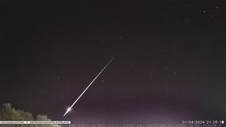 Imagens flagram momento exato que estrela cadente ilumina céu de SC