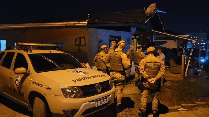 Jovem é assassinada pelo marido dentro de casa em Blumenau