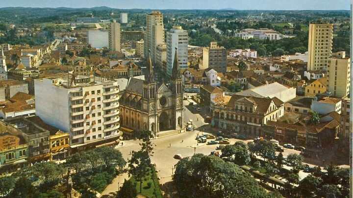 Vista parcial da praça Tiradentes e Catedral Basílica de Curitiba (Foto: Reprodução, Redes Sociais)