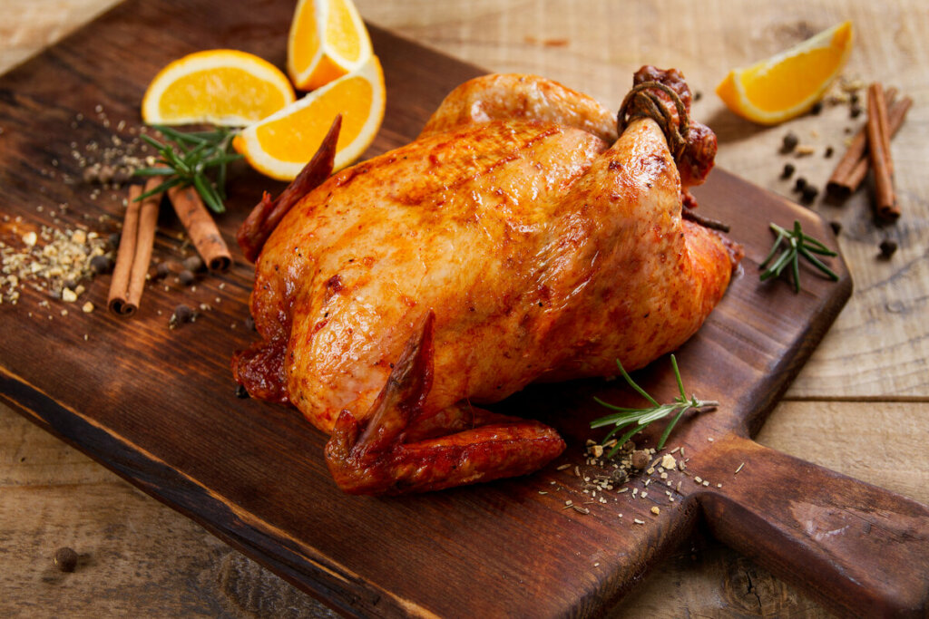 Frango assado com molho de laranja (Imagem: Wiktory | Shutterstock)