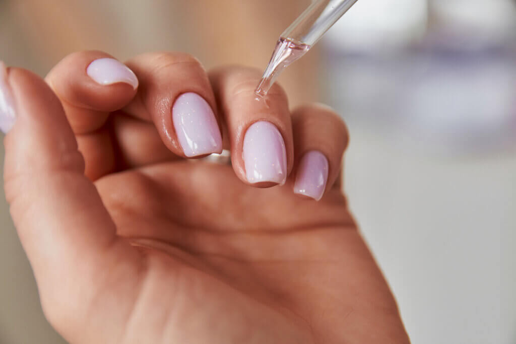 A hidrata&ccedil;&atilde;o &eacute; fundamental para manter a unha bonita (Imagem: JohnAmarok | Shutterstock)