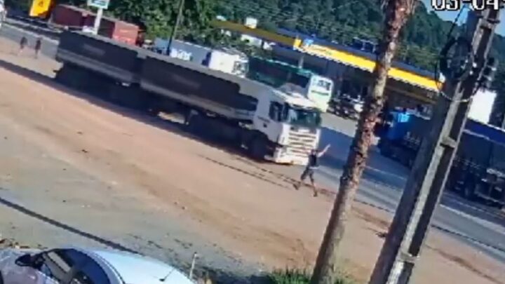 VÍDEO: Idosa é hospitalizada após caminhão passar por cima dela em calçada em SC