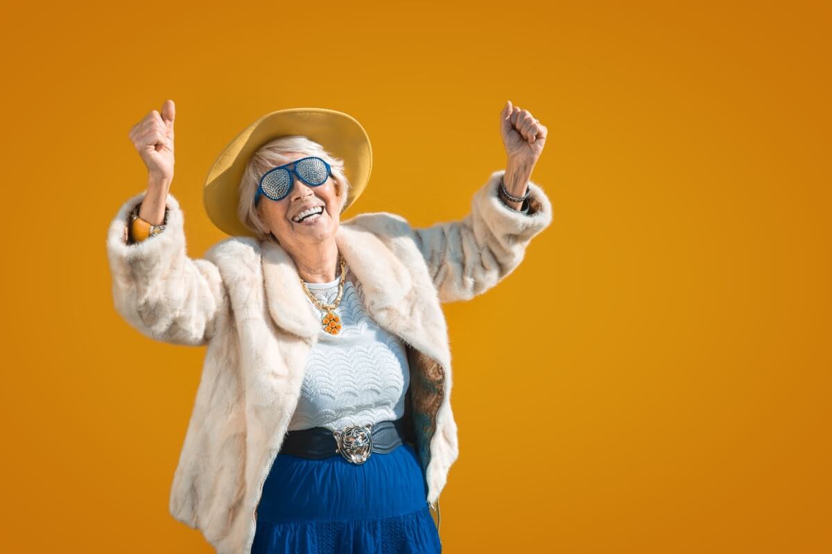 A maturidade deve ser encarada com bom humor e leveza (Imagem: oneinchpunch | Shutterstock)