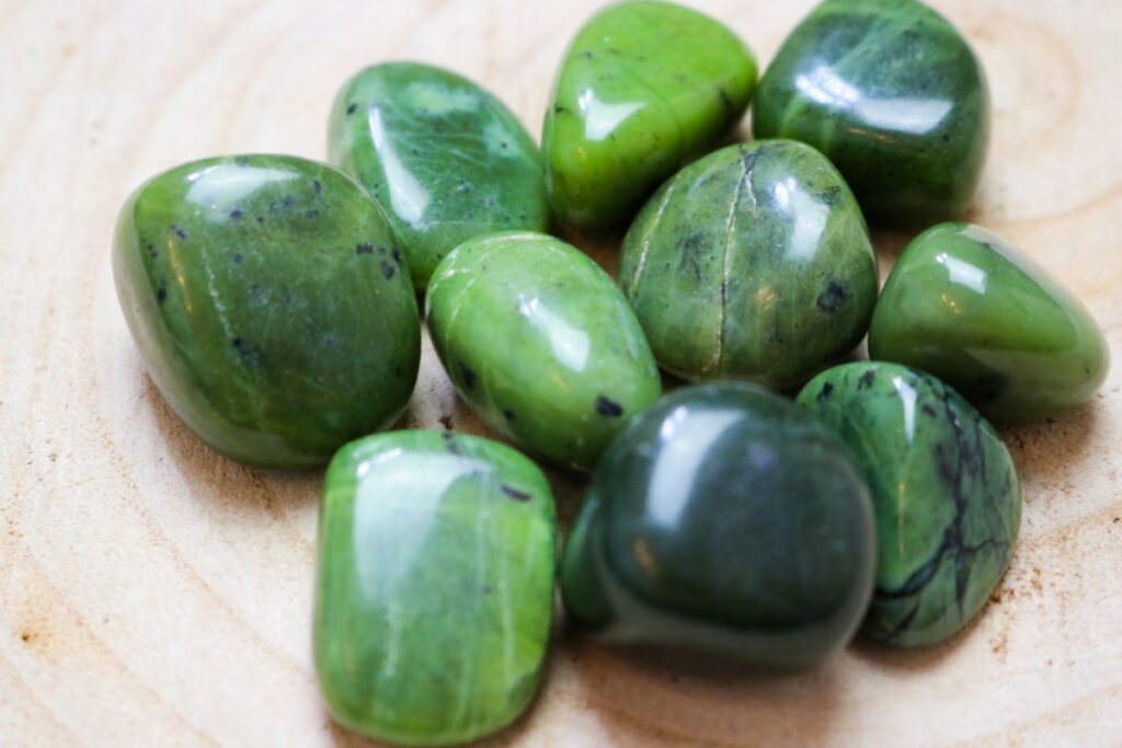 Jade é um cristal que pode ajudar na maneira de lidar com o dinheiro (Imagem: Lauren’s Magic Photos | Shutterstock)