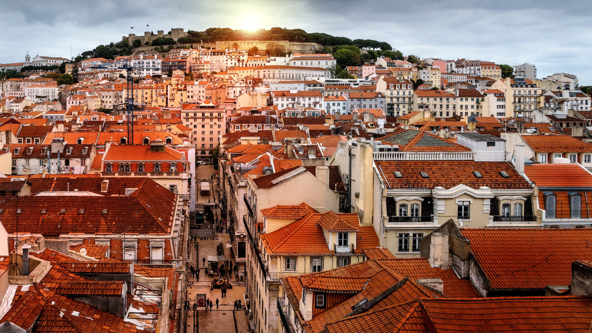 Brasileiros que foram "tentar a sorte" em Portugal acabam empurrados para as ruas