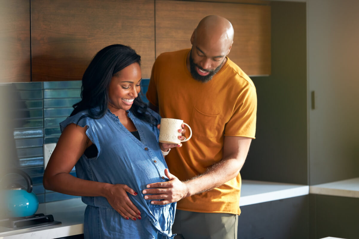Nem todos os tipos de chás podem ser consumidos pelas mulheres grávidas (Imagem: Monkey Business Images | Shutterstock)