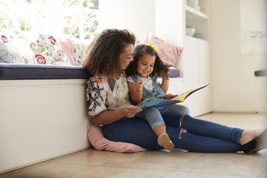 A leitura pode auxiliar no desenvolvimento cognitivo, social e emocional da criança (Imagem: Monkey Business Imag | Shutterstock)