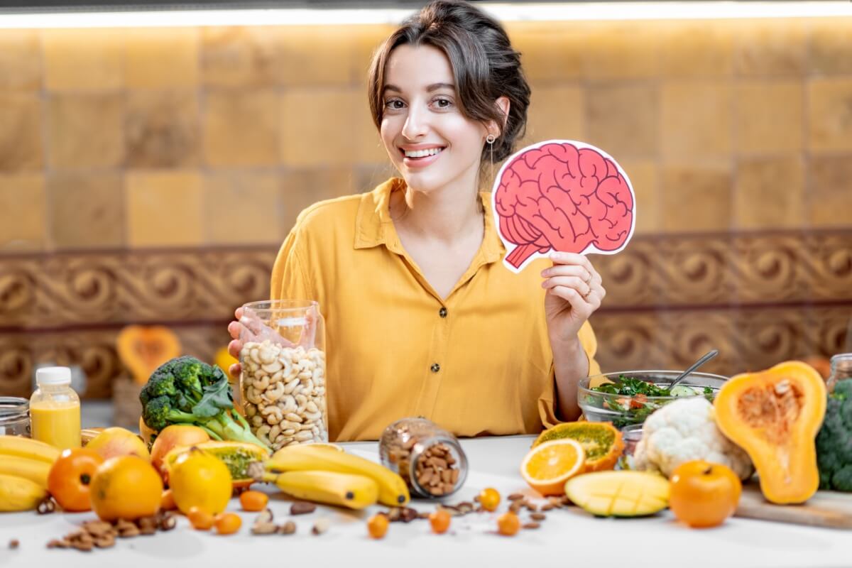 Alguns alimentos ajudam a potencializar o desempenho do cérebro (Imagem: RossHelen | Shutterstock)