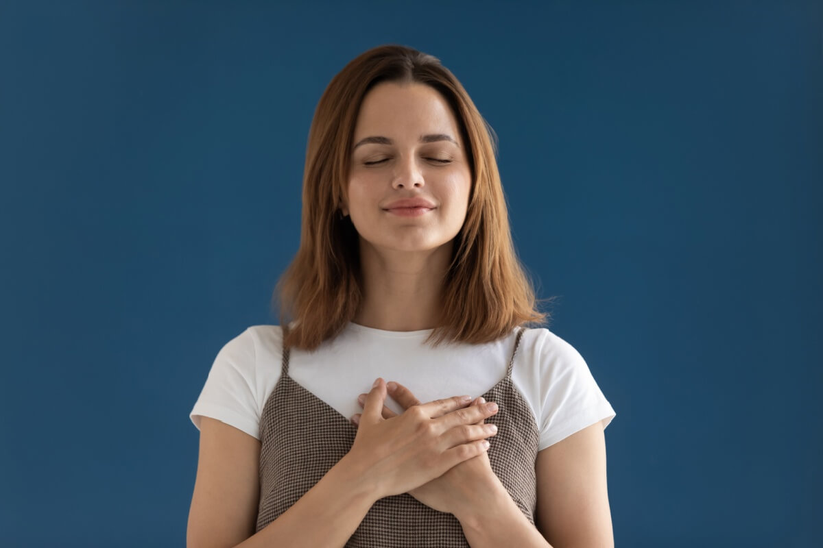 Preces espíritas ajudam a trazer conforto e proteção (Imagem: fizkes | Shutterstock)