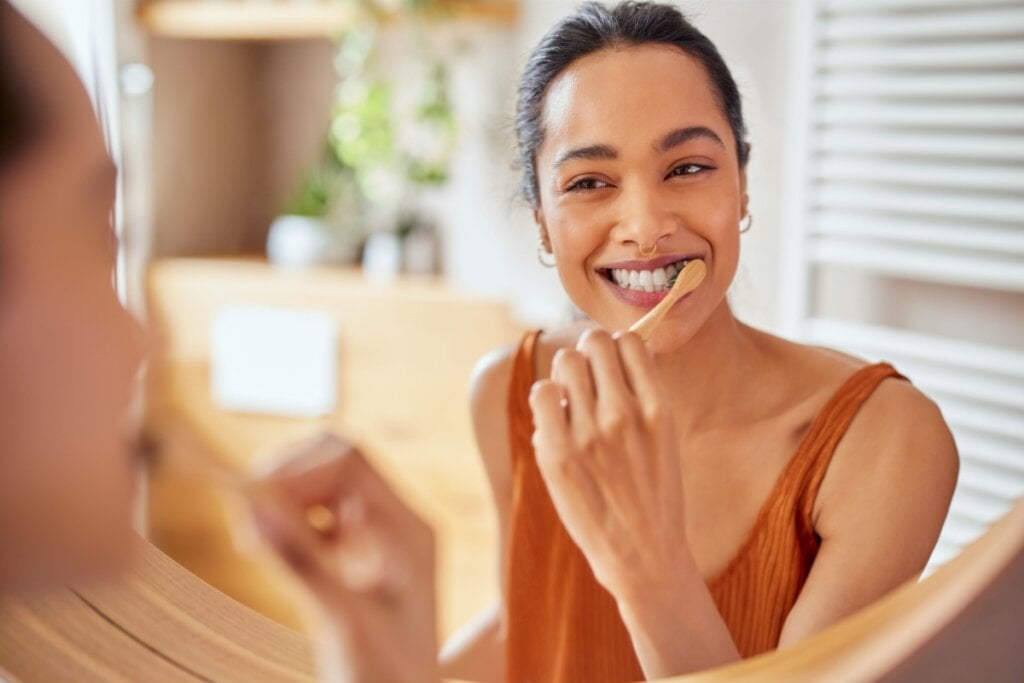 O ideal é utilizar escovas com cerdas macias para a escovação correta (Imagem: Rido| Shutterstock)