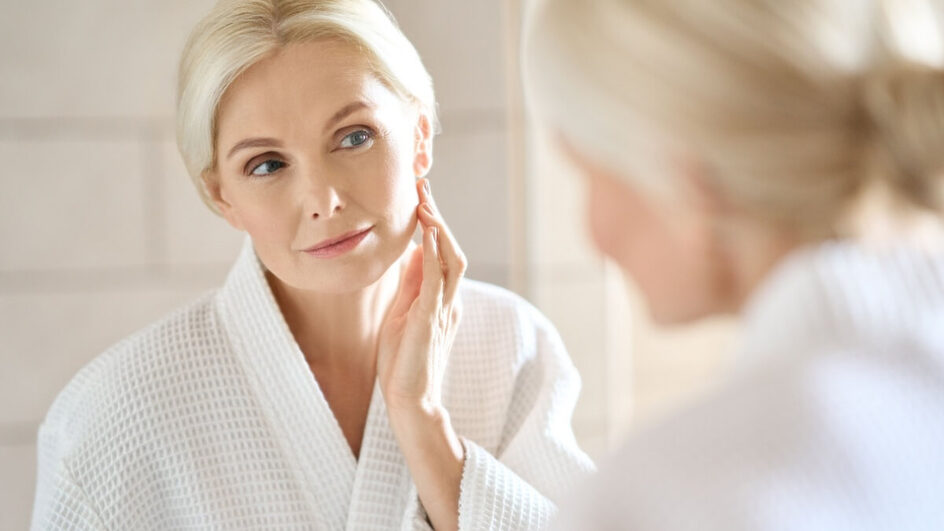 A baixa produção de colágeno e elastina pode deixar a pele flácida (Imagem: Ground Picture | Shutterstock)