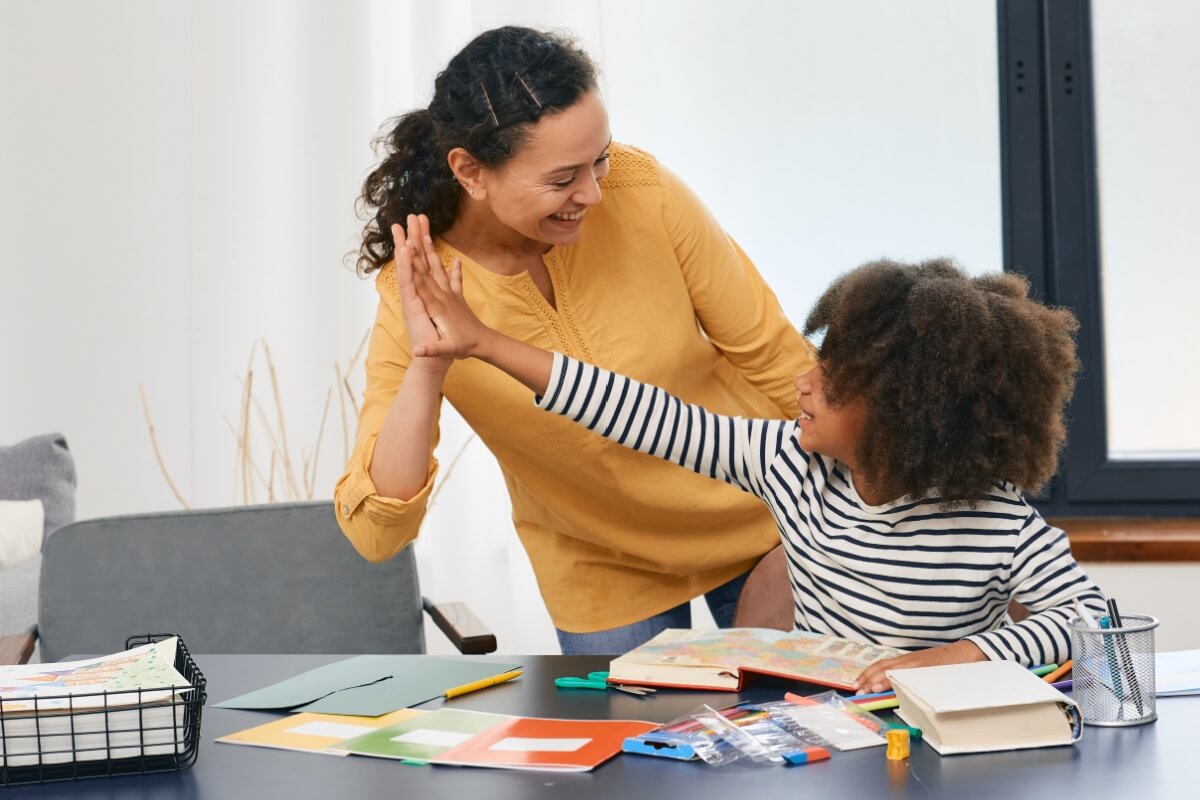 Livros podem ajudar a entender mais sobre o autismo (Imagem: Peakstock | Shutterstock)
