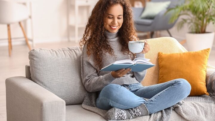 A leitura pode ajudar na compreensão de como funciona o corpo feminino (Imagem: Pixel-Shot | Shutterstock)