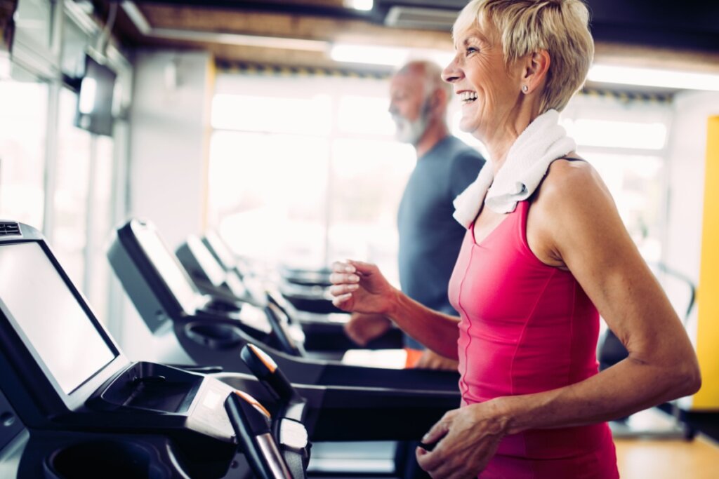 A gravidade da artrose deve ser levada em consideração antes de iniciar os exercícios físicos (imagem: NDAB Creativity | Shutterstock)