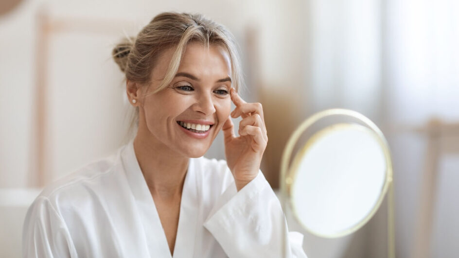 O botox age relaxando os músculos responsáveis pelas rugas que aparecem durante expressões faciais (Imagem: Prostock-studio | Shutterstock)