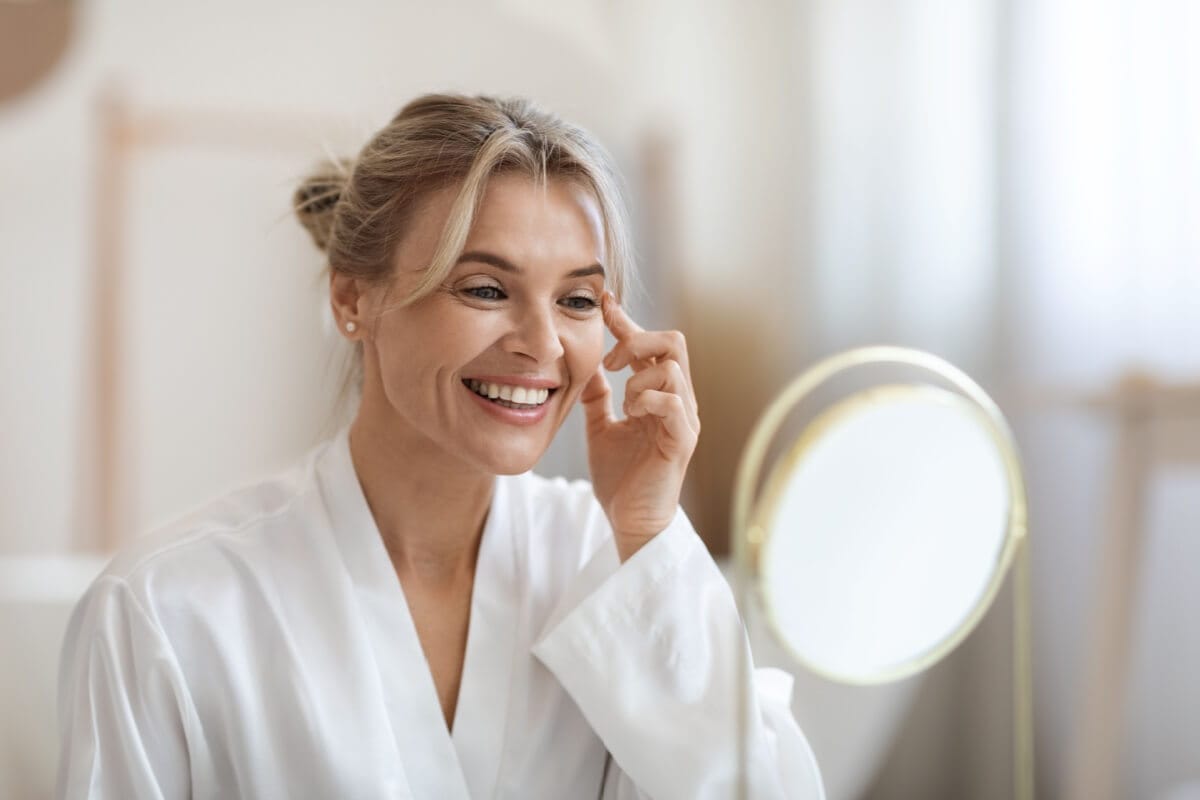 O botox age relaxando os músculos responsáveis pelas rugas que aparecem durante expressões faciais (Imagem: Prostock-studio | Shutterstock)