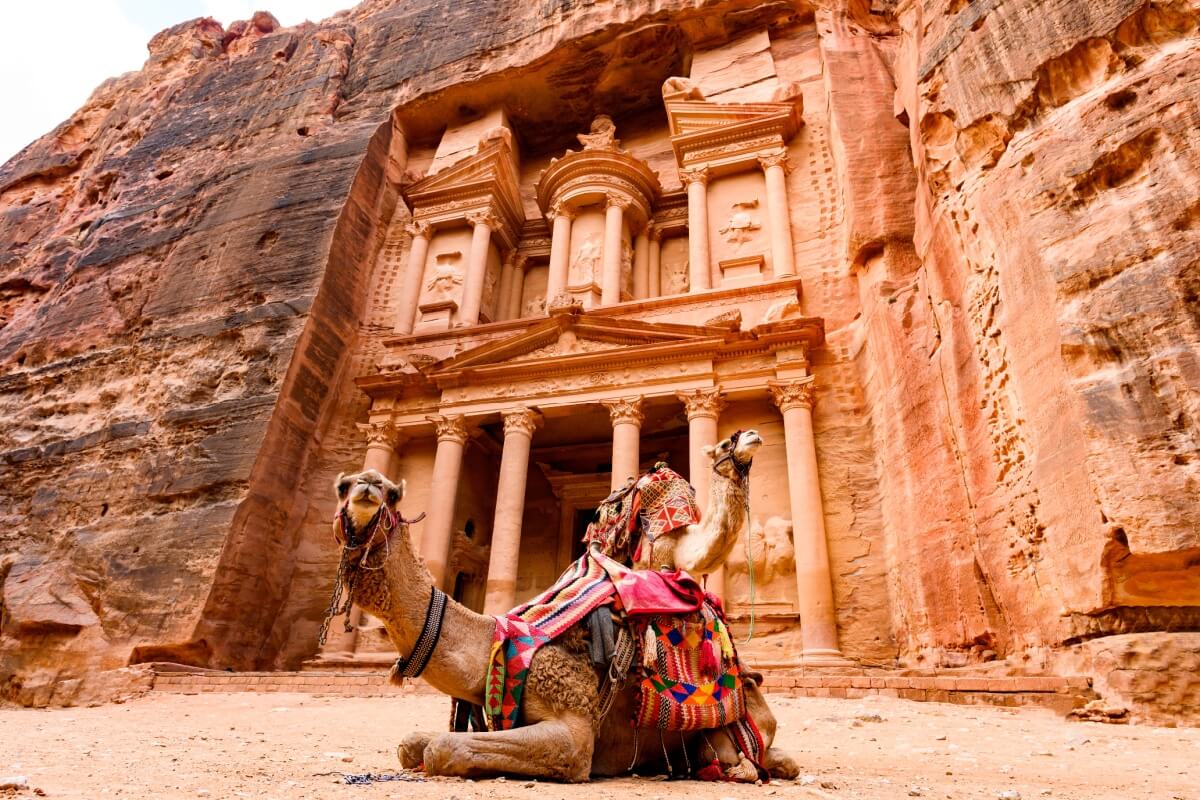 O Tesouro é um dos destaques imperdíveis de Petra (Imagem: travelwild | Shutterstock)