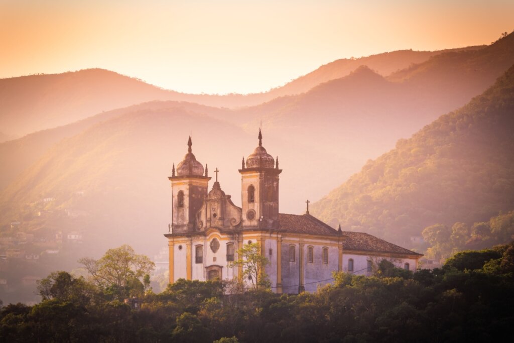 O outono é uma ótima estação para conhecer a cultura de Ouro Preto e suas igrejas barrocas (Imagem: Aqnus Febriyant | Shutterstock)