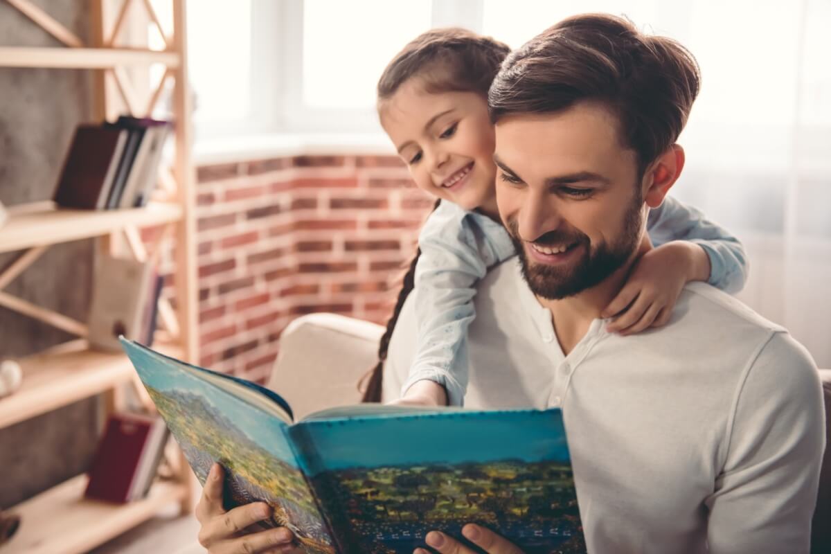 A leitura estimula diferentes capacidades das crianças (Imagem: George Rudy | Shutterstock)