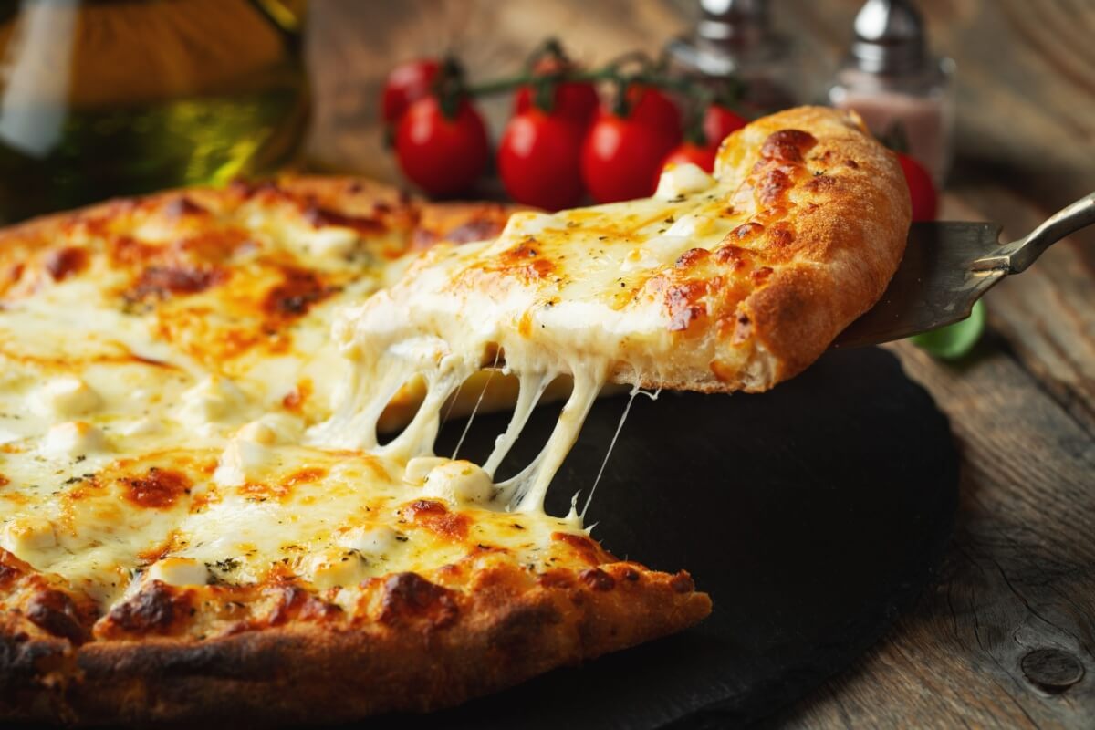 É preciso ter cautela ao consumir a pizza no dia seguinte (Imagem: VasiliyBudarin | Shutterstock)