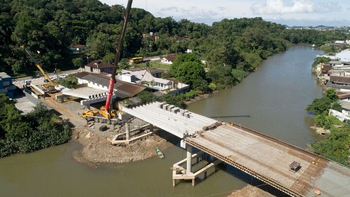 Ponte de R$ 10,6 milhões tem instalação de vigas centrais concluída em Joinville