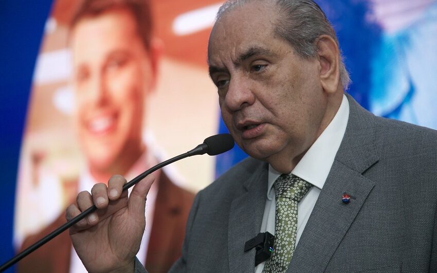 presidente da Confederação Nacional do Comércio, José Roberto Tadros