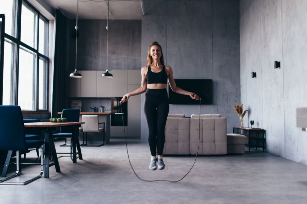 Pular corda é um ótimo exercício de cardio e movimenta o corpo todo (Imagem: Undrey | Shutterstock)