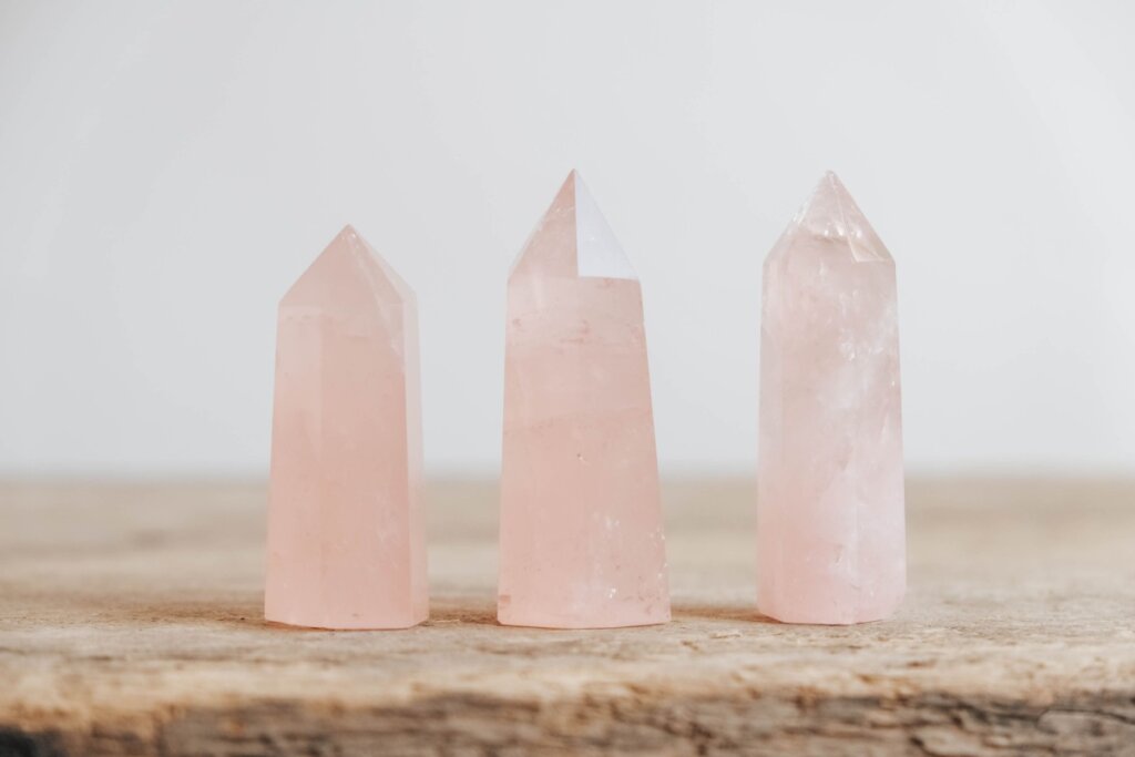 O quartzo rosa é indicado para quem precisa de cura financeira (Imagem: olhovyi_photographer | Shutterstock)