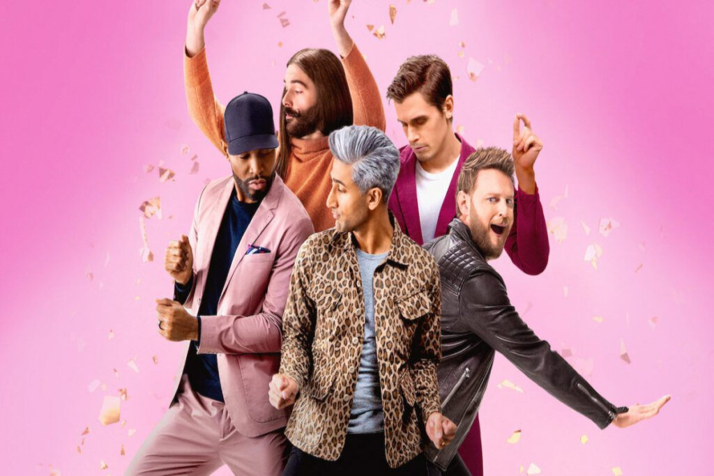 Os cinco fabulosos dançando juntos em fundo rosa