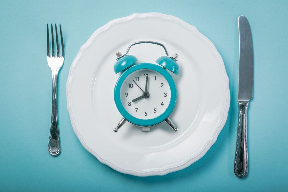 Jejum intermitente ajuda no emagrecimento de pessoas obesas (Imagem: Oleksandra Naumenko | Shutterstock)