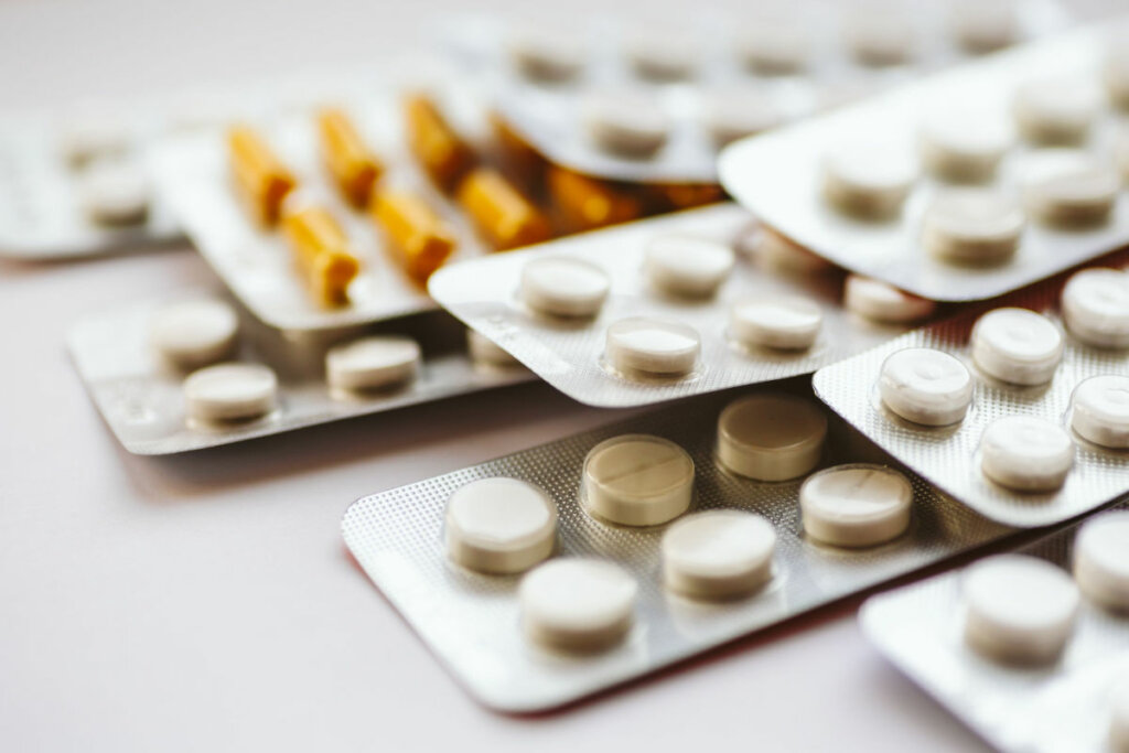 Hormonioterapia bloqueia e diminui a produ&ccedil;&atilde;o dos horm&ocirc;nios que estimulam o crescimento de c&eacute;lulas cancer&iacute;genas  (Imagem: DedMityay | Shutterstock)