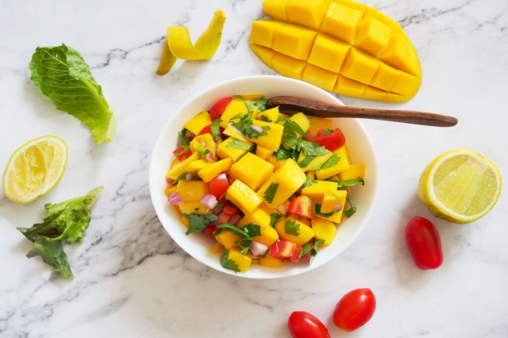 Salada crítica com manga e tomate (Imagem: pada smith stockphoto | Shutterstock)