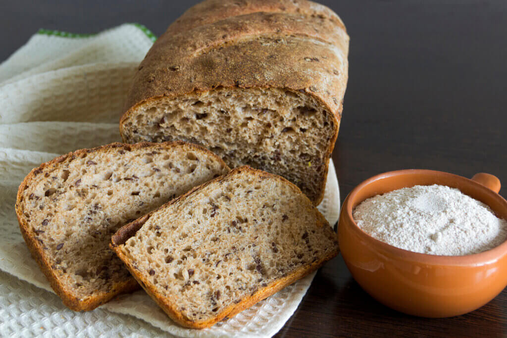 Pão com linhaça (Imagem: Olga_Narcissa | Shutterstock)