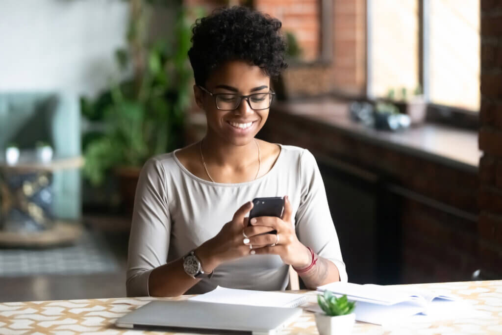 O envio de mensagens para os clientes deve ter um motivo (Imagem: fizkes | Shutterstock)