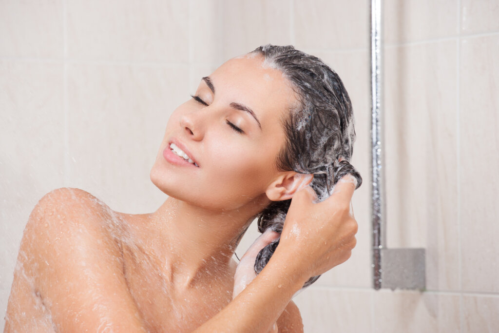 Utilizar os produtos adequados evita que os cabelos fiquem enrijecidos (Imagem: NotarYES | Shutterstock)