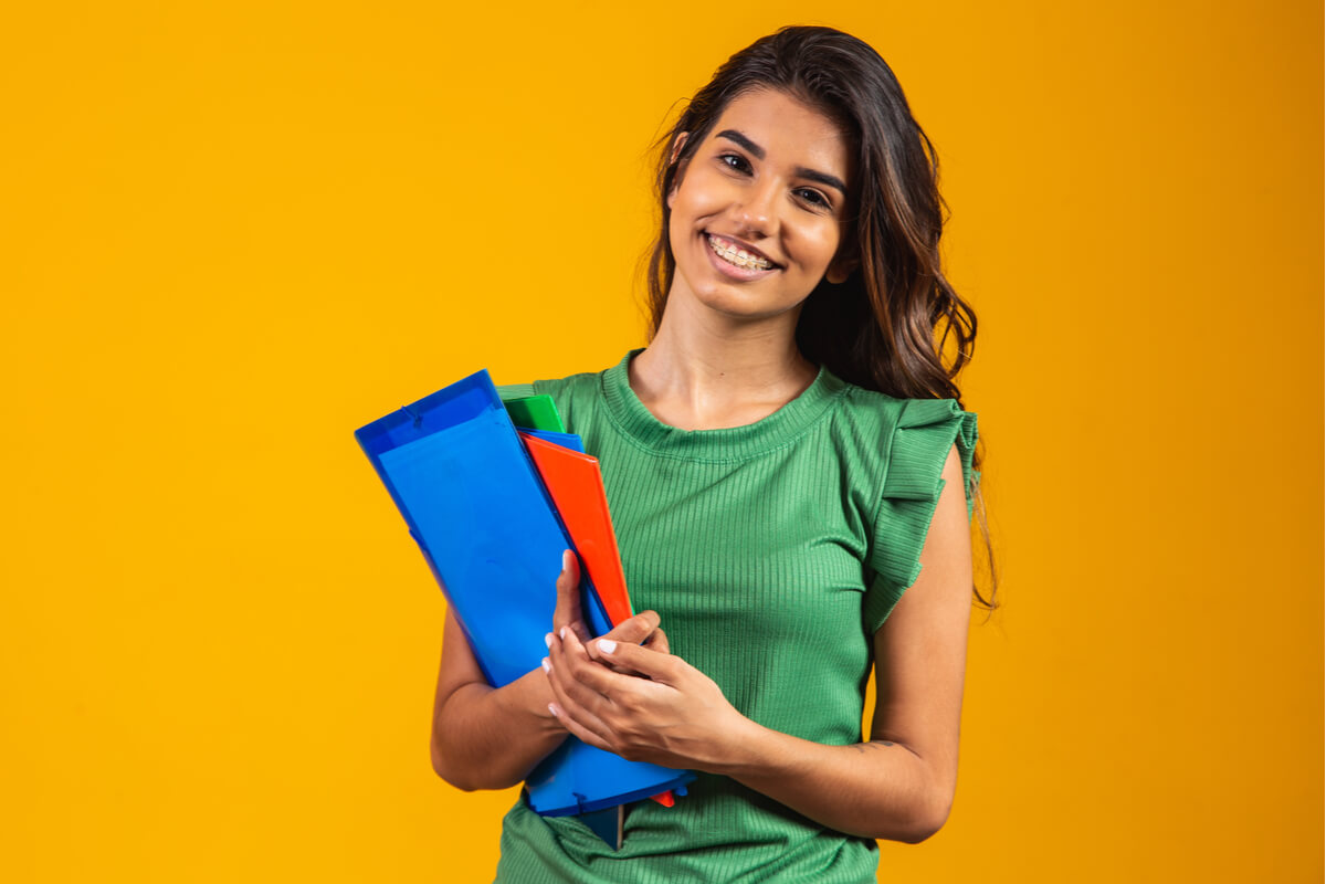 Os parênteses ajudam a explicar informações sem alterar o sentido da frase (Imagem: Bernardo Emanuelle | Shutterstock)