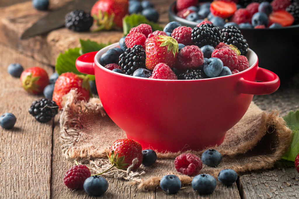 As frutas vermelhas protegem o corpo de radicais livres (Imagem: Goskova Tatiana | Shutterstock)
