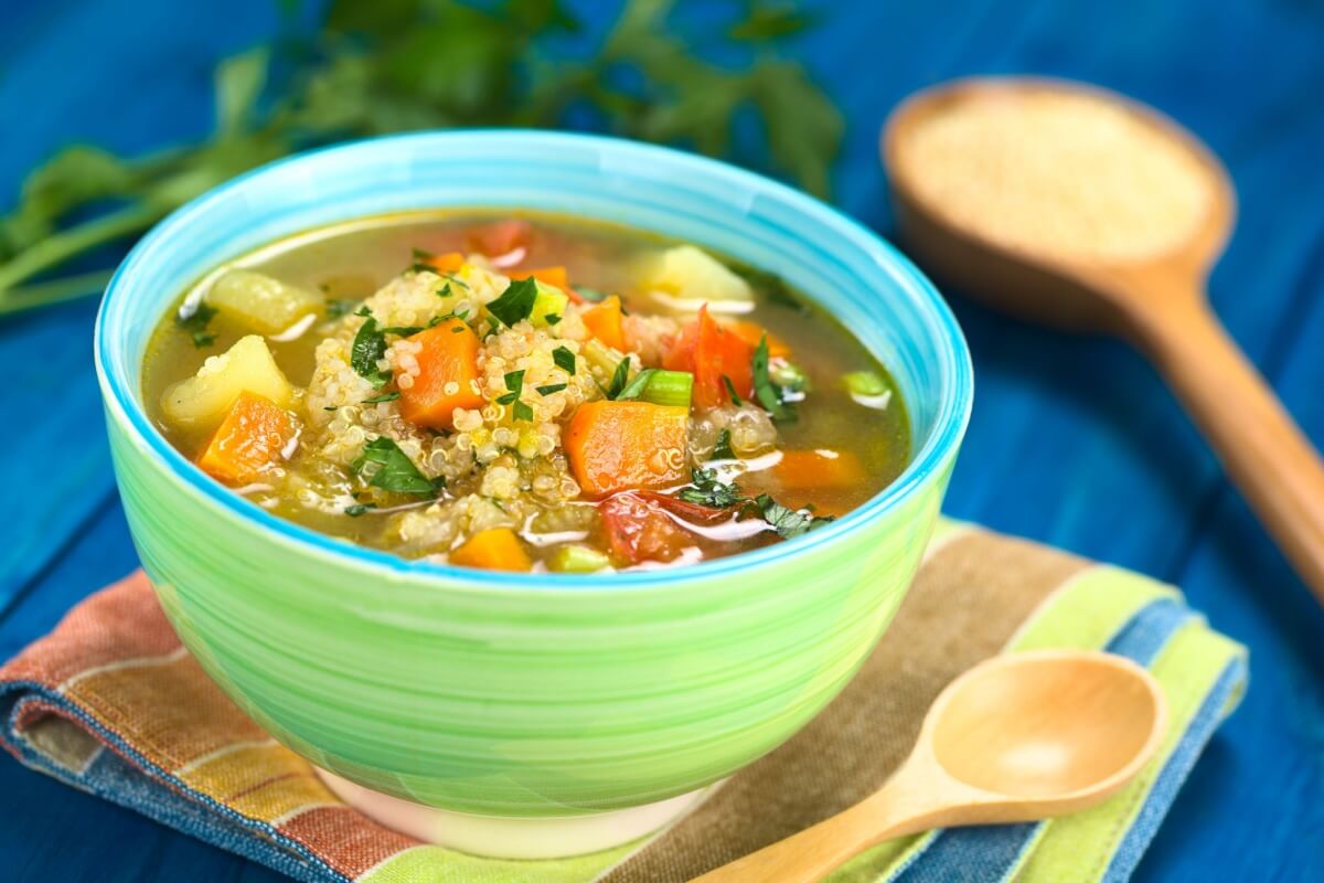 Sopa de quinoa com legumes (Imagem: Ildi Papp | Shutterstock)