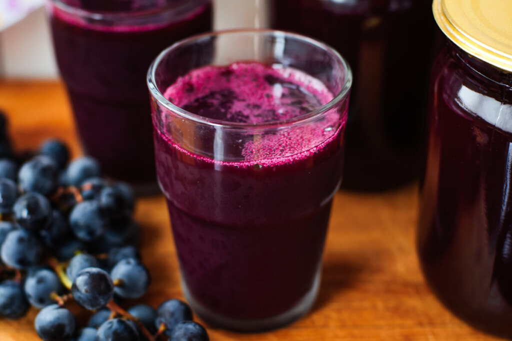 Suco de uva e amora (Imagem: Tatiana Vorona | Shutterstock)