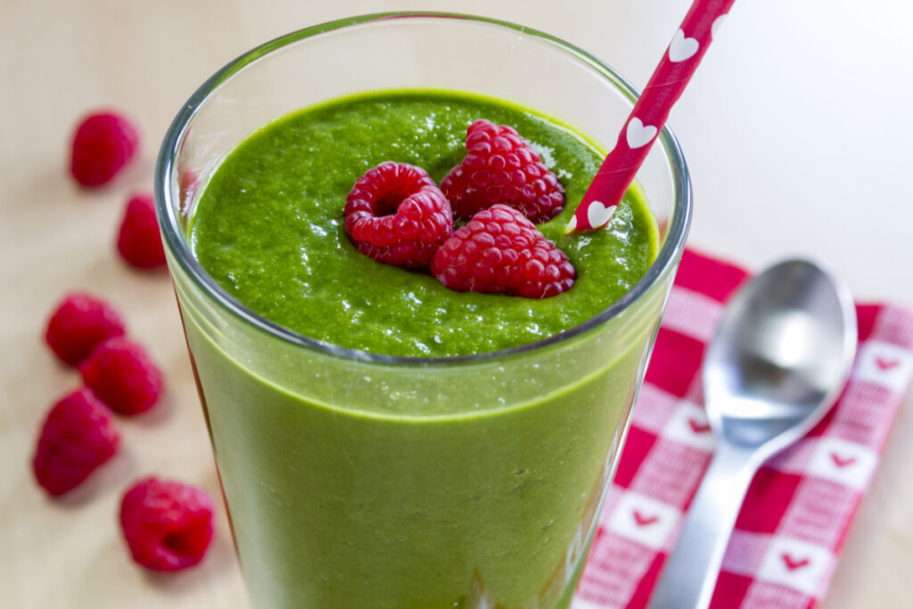 Suco de espinafre com framboesa (Imagem: Teri Virbickis | Shutterstock)