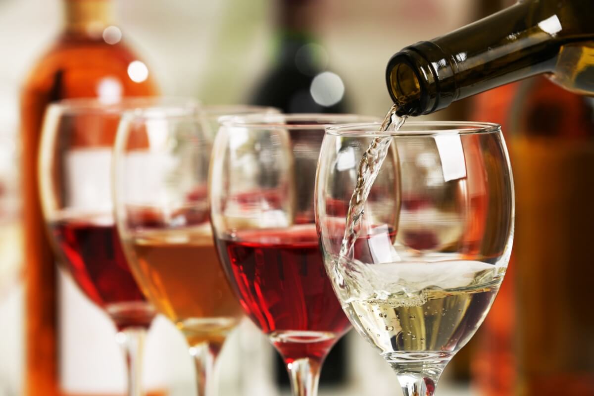 Cada categoria de vinho oferece uma experiência sensorial única (Imagem: Africa Studio | Shutterstock)
