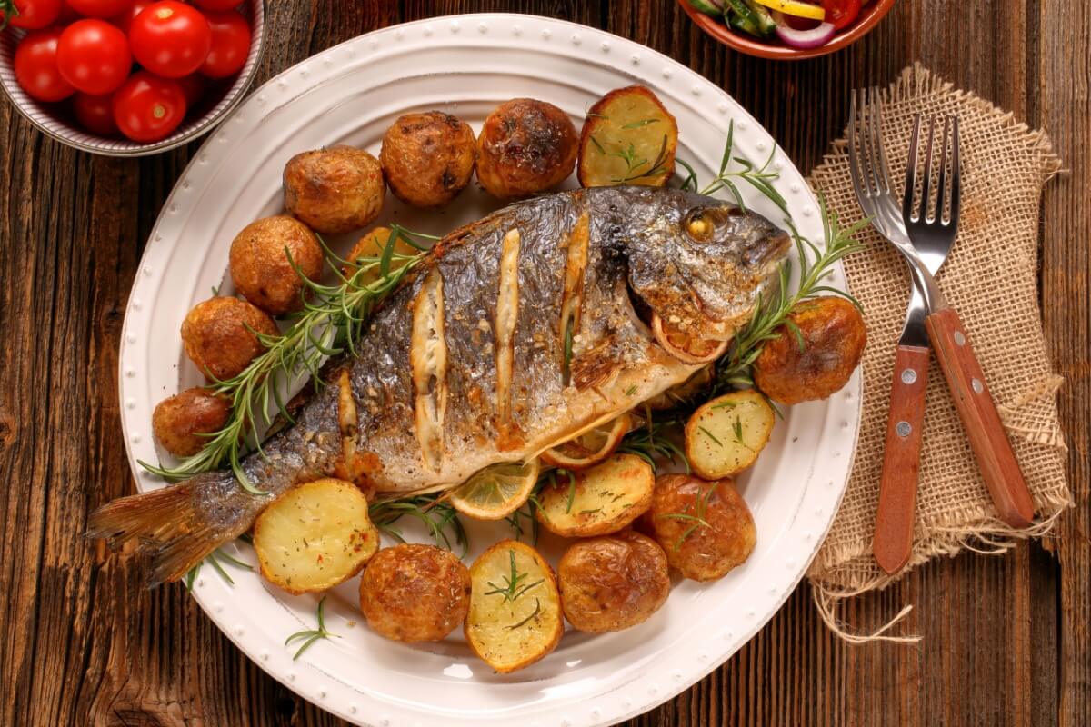 Tambaqui assado com batata (Imagem: wideonet |  Shutterstock)