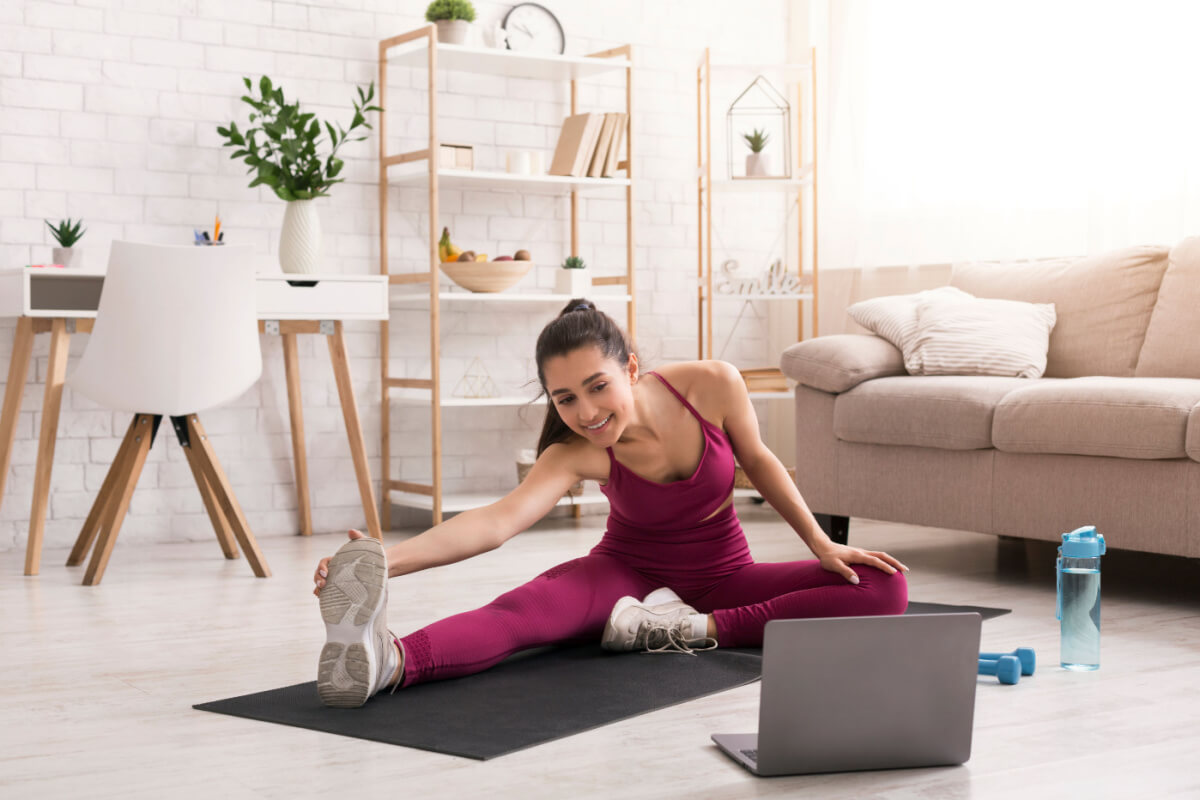 Fazer exercícios físicos regularmente auxilia na saúde geral do corpo (Imagem: Prostock-studio | Shutterstock)