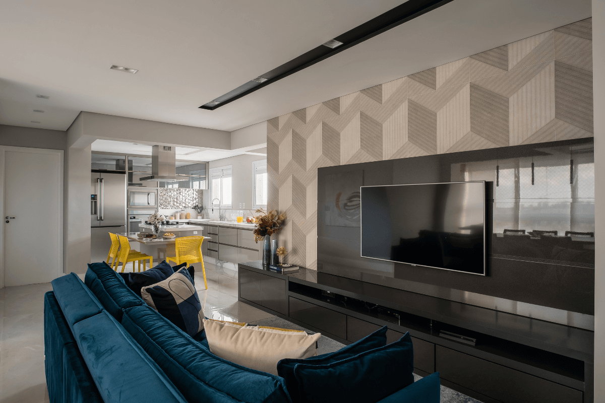 Alguns cuidados com a decoração podem deixar a sala de TV mais aconchegante (Imagem: Henrique Ribeiro | Projeto: escritório PB Arquitetura)